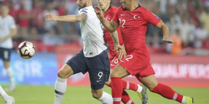 Der türkische Abwehrspieler Kaan Ayhan (r) machte beim Spiel gegen Frankreich auf sich aufmerksam. Foto: Uncredited/AP Der türkische Abwehrspieler Kaan Ayhan (r) machte beim Spiel gegen Frankreich auf sich aufmerksam. Foto: Uncredited/AP