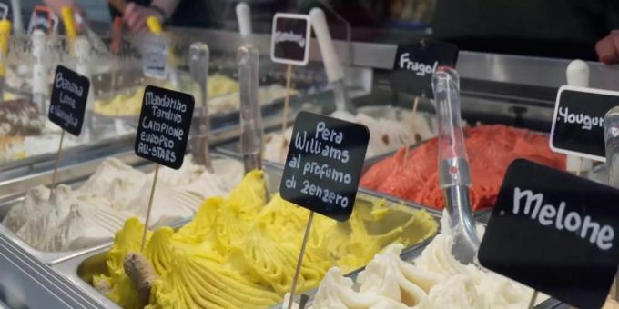 Verschiedene Eissorten, darunter Melonen- und Joghurt-Eis, werden in der Eisdiele «Cannolo Siciliano» in italiens Hauptstadt Rom angeboten. Foto: Alvise Armellini Verschiedene Eissorten, darunter Melonen- und Joghurt-Eis, werden in der Eisdiele «Cannolo Siciliano» in italiens Hauptstadt Rom angeboten. Foto: Alvise Armellini