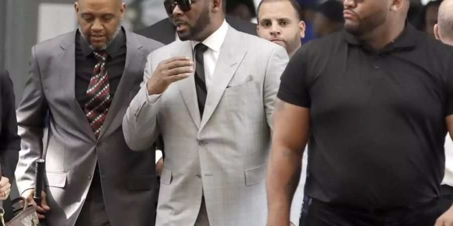 R. Kelly (M) auf dem Weg zum Leighton-Strafgericht. Foto: Charles Rex Arbogast/AP