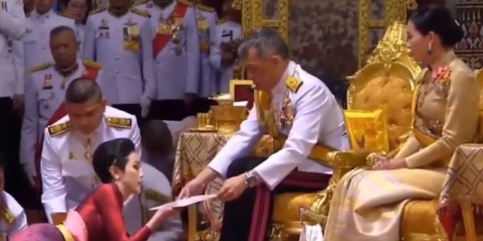 Thai-König Rama X. mit seiner Zweit-Frau Sineenat «Koi» Wongvajirapakdi. Thai-König Rama X.