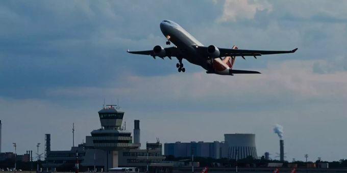 Laut dem Global Travel Forecast ist im Jahr 2020 mit einem weltweiten Anstieg von Hotelübernachtungen und Flugtickets zu rechnen Flugzeug Start