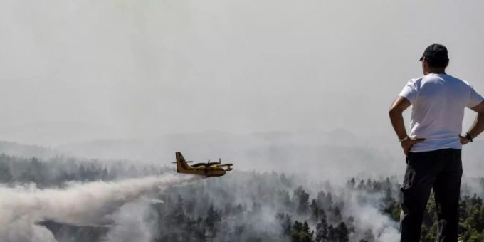 Löschflugzeug auf Euböa Löschflugzeug auf Euböa