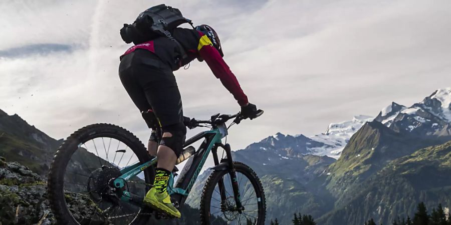 Nicht für Anfänger geeignet ist die Tour Mont-Blanc, die über 300 Kilometer Gesamtlänge und 12'000 Meter Höhendifferenz von Verbier nach Courmayeur (I) und Chamonix (F) zurück ins Wallis führt.