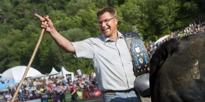 Der frühere SVP-Präsident und Bauer Toni Brunner gilt als Tierfreund – deshalb leidet er mit jenen Bauern, die ihre Kühe verloren haben. Toni Brunner SVP Eringerkuh