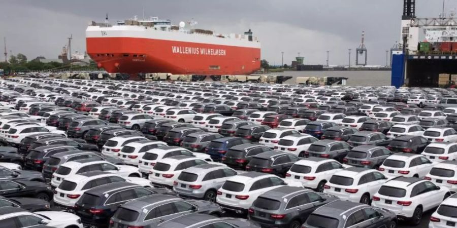 Der Handelsstreit drückt auf das Geschäftsklima: Am Autoterminal in Bremerhaven stehen Mercedes-Modelle für den Export bereit. Foto: Ingo Wagner