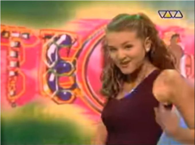 Ella Endlich präsentiert 1999 als Junia den Song «My Guy» im deutschen Musikfernsehen. 2019 erlangte sie den zweiten Platz bei «Let's Dance». Let's Dance
