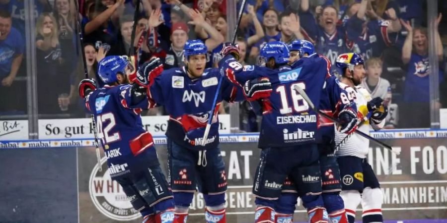 Heimfluch gegen München beendet - Adler Mannheim in DEL auf Titelkurs. Foto: Michael Deines