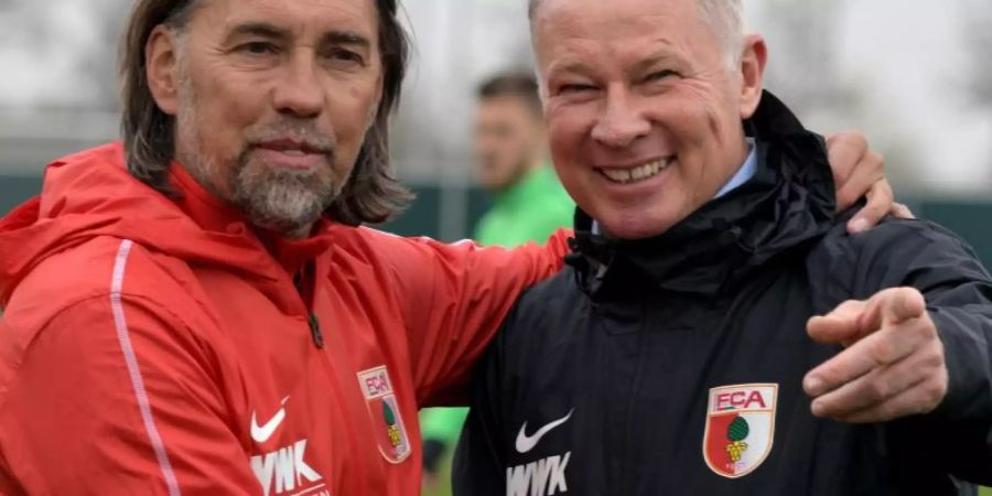 Stehen mit Augsburg kurz vor dem Klassenerhalt: FCA-Trainer Martin Schmidt (l) und Sportdirektor Stefan Reuter. Foto: Stefan Puchner
