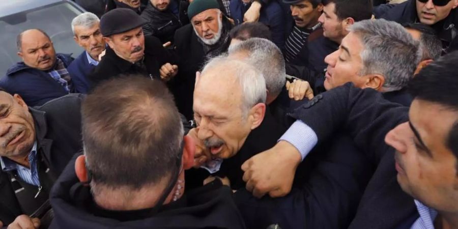 Kilicdaroglu ist auf der Beerdigung eines Soldaten in Ankara angegriffen worden. Foto: AP