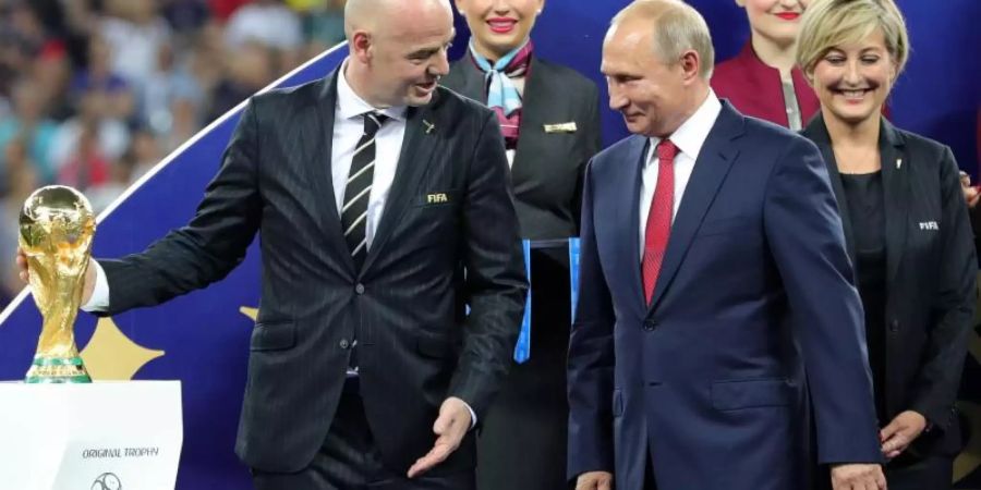 Wladimir Putin (r) hat FIFA-Chef Gianni Infantino einen Freundschaftsorden verliehen. Foto: Christian Charisius