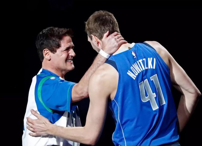 Dirk Nowitzki mit Klub-Besitzer Cuban. Dirk Nowitzki