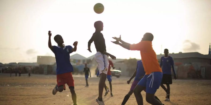 Jugendliche spielen Fussball.