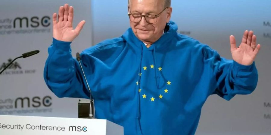 Konferenzchef Wolfgang Ischinger eröffnete das Treffen in einem Kapuzenpulli im Design der EU-Flagge. Foto: Sven Hoppe