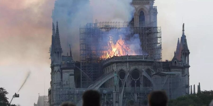 Ein kleiner Spitzturm in der Mitte des Daches stürzte bereits ein. Foto: Thibault Camus/AP