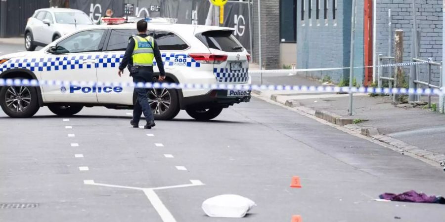 Polizisten sichern den Tatort vor der Disocthek «Love Machine» in Melbourne. Foto: Ellen Smith/AAP
