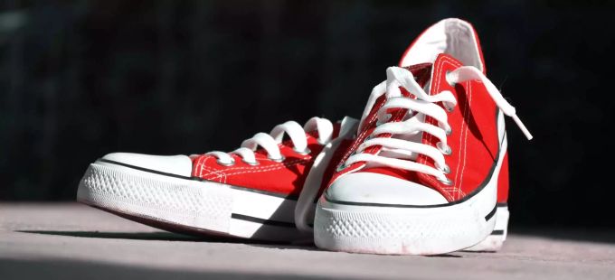 Im Idealfall passen die Schuhe zum Outfit. Schuhe