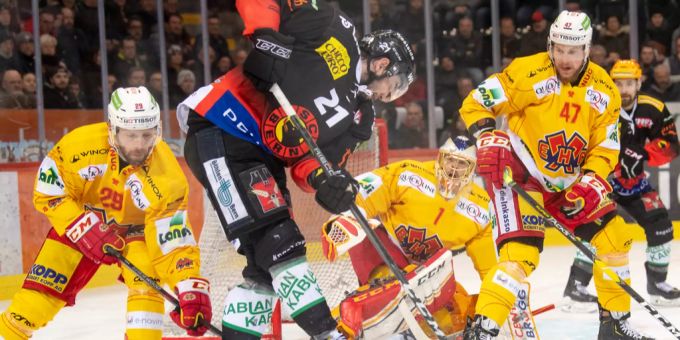 Gewühl auf dem Eis: Simon Moser (SC Bern) ist von Bielern umringt. SCB im Gewühl