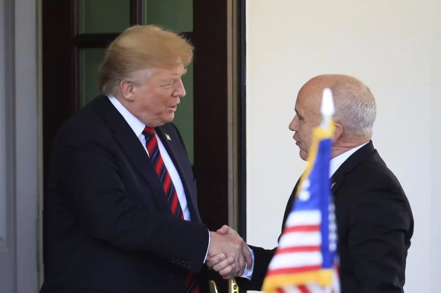 US-Präsident Donald Trump begrüsst Ueli Maurer vor dem Weissen Haus.