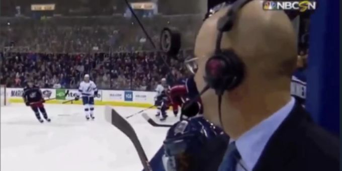 NBC Reporter McGuire entgeht nur knapp einem Unfall. NHL Reporter im Glück