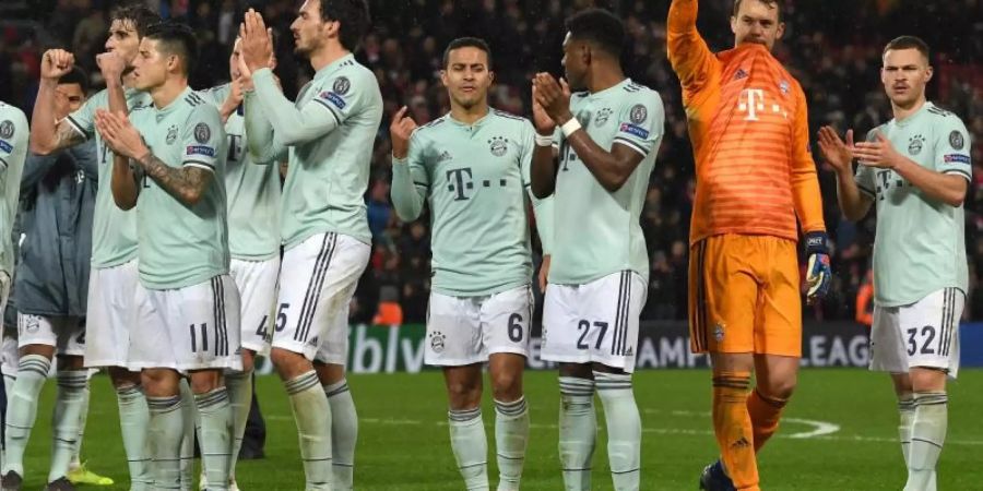 Die Bayern-Spieler bedanken sich nach dem torlosen Unentschieden bei den mitgereisten Fans. Foto: Sven Hoppe