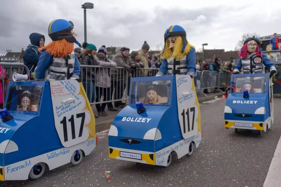 Die Wätterhäxe am Cortege nimmt die Kantonspolizei Basel-Stadt auf die Schippe.