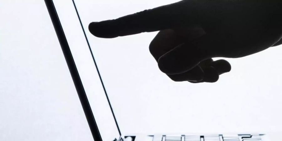 2018 wurden 3096 berechtigt gemeldete Internet-Inhalte von den Plattformen gelöscht. Foto: Silas Stein