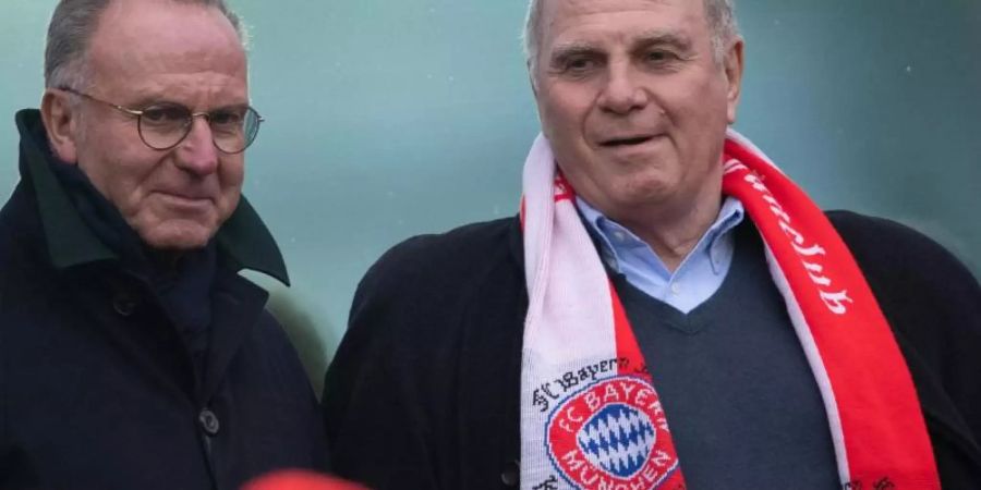 Die Bayern-Bosse Karl-Heinz Rummenigge (l) und Uli Hoeness planen eifrig die nächste Saison. Foto: Swen Pförtner