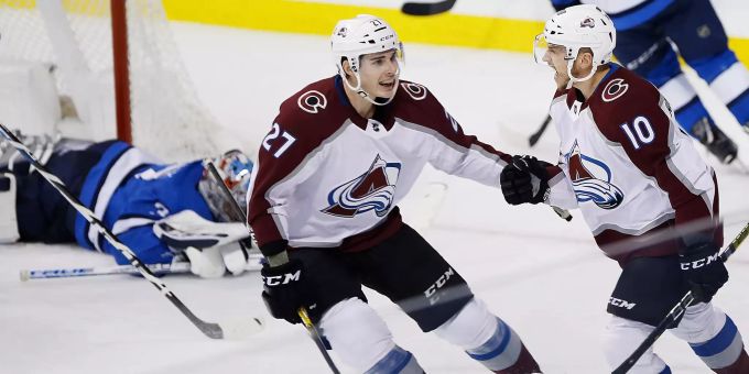 Sven Andrighetto jubelt im Spiel der Colorado Avalanche gegen die Winnipeg Jets. Sven Andrighetto