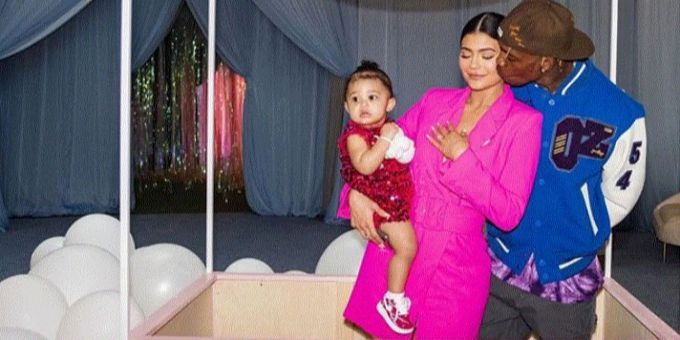 Hier feiern Kylie Jenner und Travis Scott den ersten Geburi ihrer Tochter Stormi. kylie jenner Travis Scott