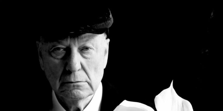 Der Kabarettist Gerd Dudenhöffer in seinem neuen Bühnenprogramm mit dem saarländischen Titel «DOD» (tot), bei dem er in der Rolle der Kunstfigur Heinz Becker mit dem Verlust der Ehefrau Hilde fertig werden muss. Foto: Management Dudenhöffer