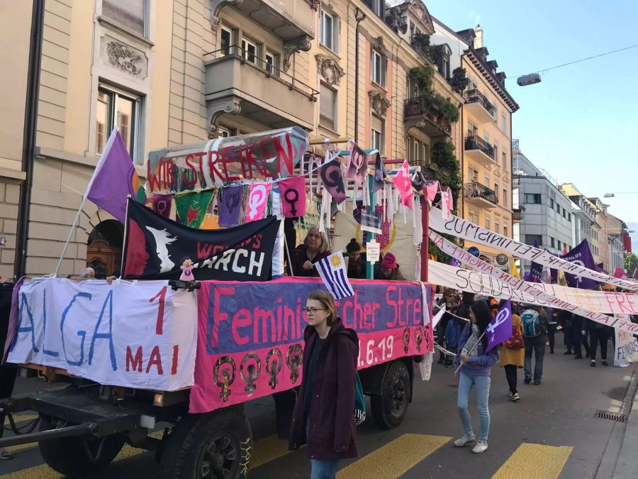 Der Frauenstreik war dieses Jahr dominierend an der 1. Mai Demo in Zürich.