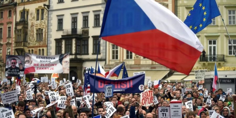 Demonstranten in Prags Altstadt