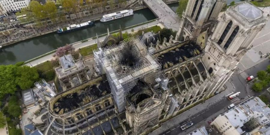 Luftaufnahme der Pariser Kathedrale Notre-Dame mit den entstandenen Brandschäden. Das Feuer vom 15.04.2019 hat die Kathedrale teilweise zerstört. Foto: Gigarama.Ru/Gigarama.ru