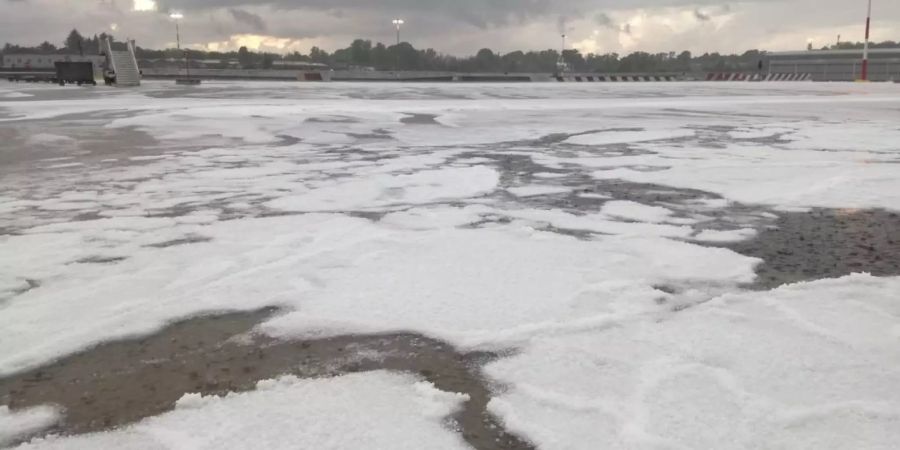 Der Flughafen in Mailand ist von starkem Hagel betroffen.