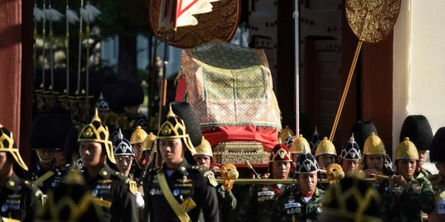 Soldaten tragen die königliche Sänfte