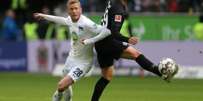 Herthas Fabian Lustenberger (l) und Frankfurts Goncalo Paciencia kämpfen um den Ball - die Partie endet torlos. Foto: Thomas Frey/dpa Herthas Fabian Lustenberger (l) und Frankfurts Goncalo Paciencia kämpfen um den Ball - die Partie endet torlos. Foto: Thomas Frey/dpa
