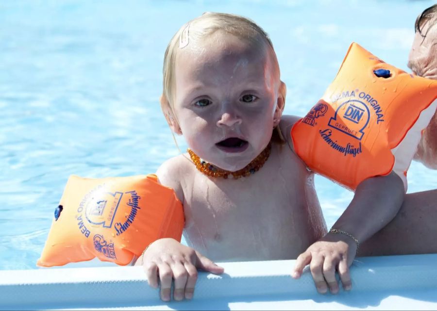 Ein Kind mit Schwimmflügel in der Badi Huttwil.