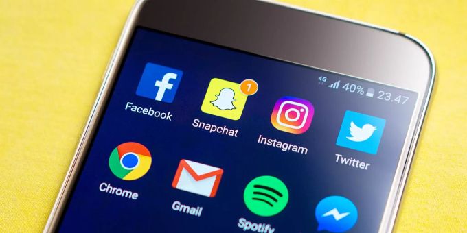 Mehrere Social-Media-Apps, darunter Instagram, sind auf einem Smartphone ersichtlich. Impfgegner Instagram