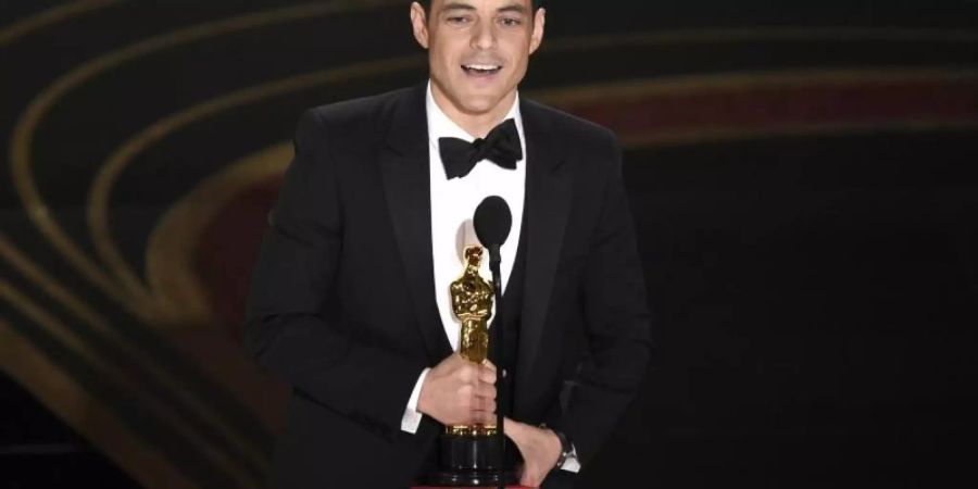 Rami Malek freut sich über seinen Oscar als Bester Hauptdarsteller. Foto: Chris Pizzello