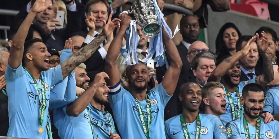 Die Spieler von Manchester City mit der Ligacup-Trophäe