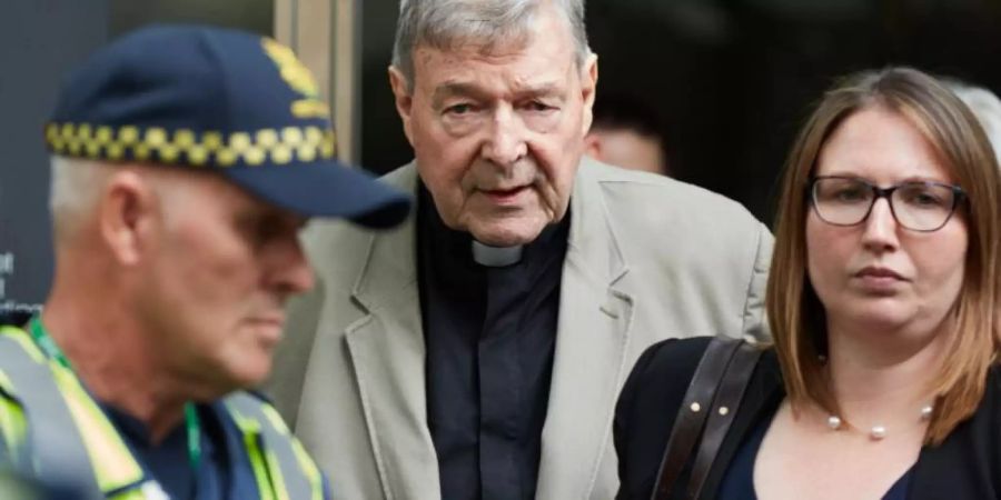 Kardinal George Pell verlässt das Gericht in Melbourne. Foto: Erik Anderson/AAP