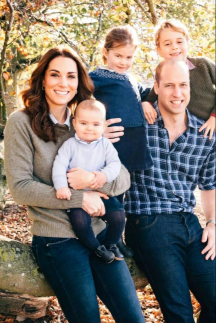 Ein Bild aus früheren Zeiten: Herzogin Kate (36) mit Prinz William (37) und ihren Kindern (v. l. n. r.) Prinz Louis (1), Prinzessin Charlotte (4) und Prinz George (5).