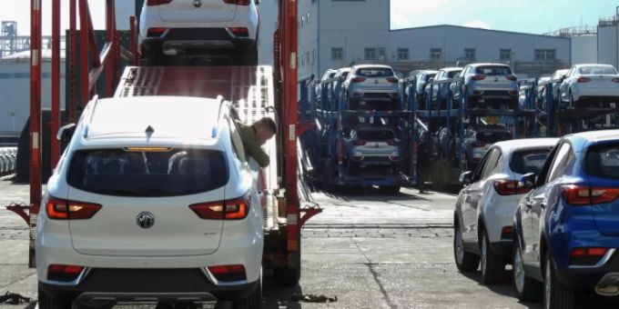 Chinesische Autos warten auf Transport. (Symbolbild) Chinesische Autos