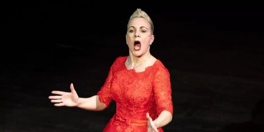 Anja Gutgesell singt bei der Eröffnung des Theaterbaus «Neues Globe» der Freilichtspiele. Das Neue Globe ist dem mittelalterlichen Shakespeare-Globe in London nachempfunden. Foto: Fabian Sommer