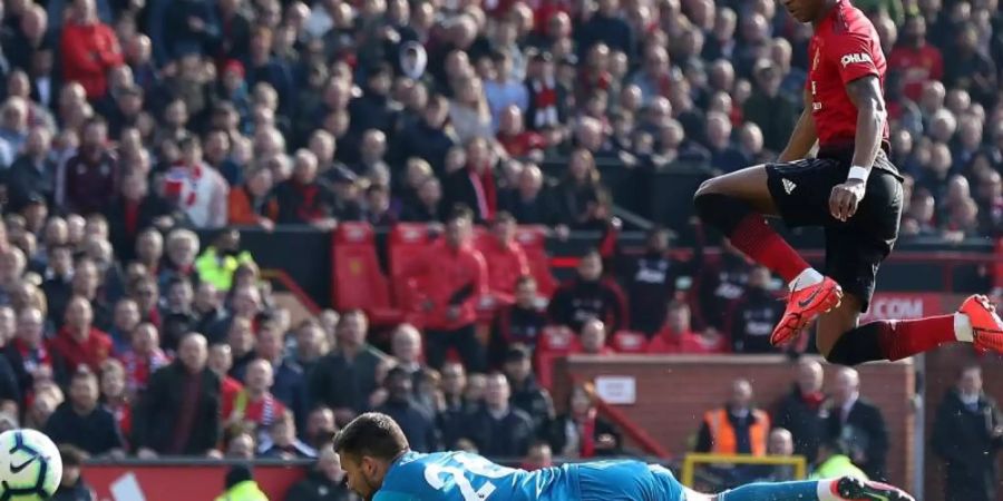 Manchesters Marcus Rashford (r) erzielt das erste Tor seiner Mannschaft gegen den FC Watford. Foto: Martin Rickett/PA Wire/dpa