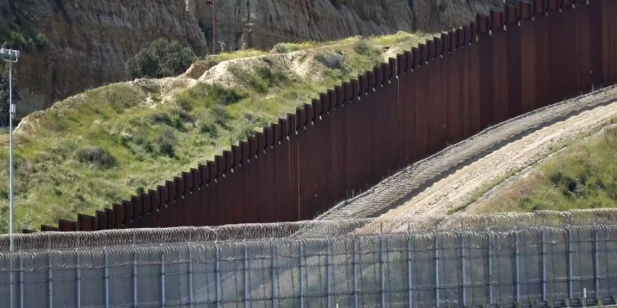 Blick auf die Grenzbefestigung zwischen den Vereinigten Staaten und Mexiko, die sich durch die Hügel zwischen San Diego und Tijuana schlängelt. Foto: Kc Alfred/ZUMA Wire