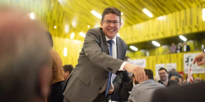 Wunden lecken nach der Schlappe in Zürich - und dann wieder lächeln: SVP-Präsident Albert Rösti an der Delegiertenversammlung im Thurgau. Wunden lecken nach der Schlappe in Zürich - und dann wieder lächeln: SVP-Präsident Albert Rösti an der Delegiertenversammlung im Thurgau.