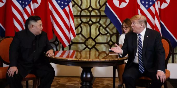 Donald Trump (rechts) und Kim Jong Un bei den Verhandlungen in Hanoi. Trump Kim