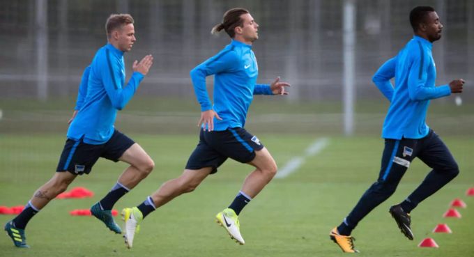 Bei Hertha Berlin spielt Valentin Stocker selten. Jetzt blüht er beim FCB wieder auf. Valentin Stocker FCB