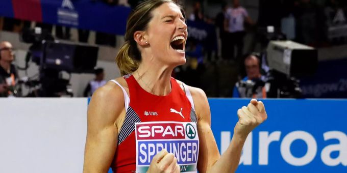 Lea Sprunger freut sich sichtlich über ihren EM-Titel. Lea Sprunger